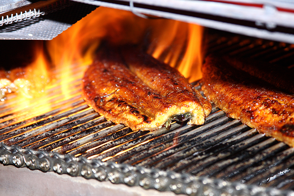 国産うなぎ蒲焼カット　たれ付　(常温タイプ)